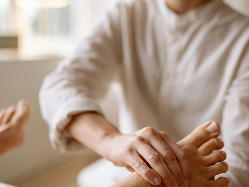 Fußpflege Eine Fachkraft massiert einen Fuß