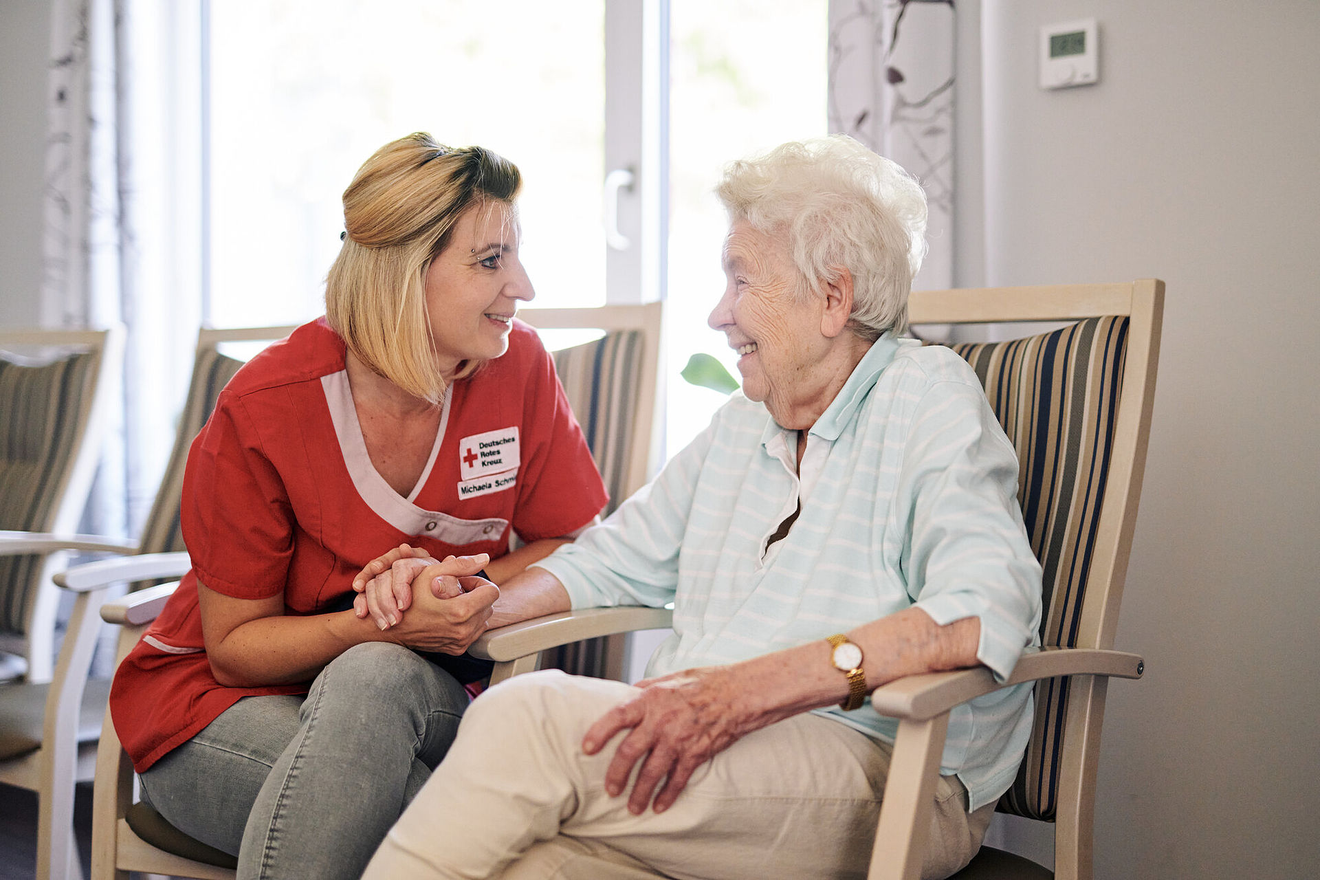 Ambulante Pflege DRK Börde DRK Mitarbeiterin beim persönlichen Gespräch mit einer Seniorin