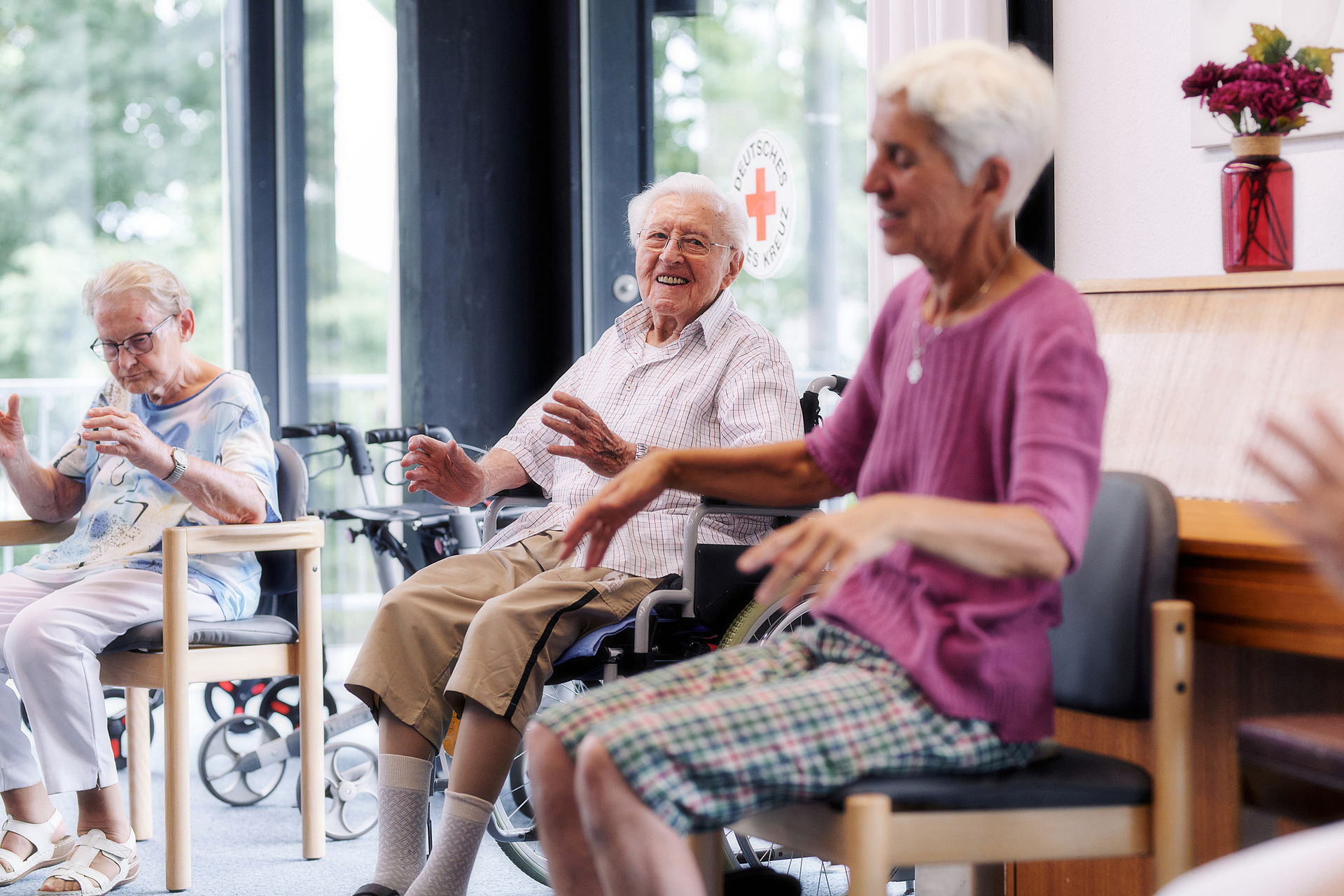 Seniorengruppe Senioren sitzen im Kreis und lachen